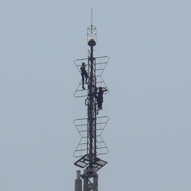 Couple Scales Empire State Building Before Shocking Mid-Air Proposal