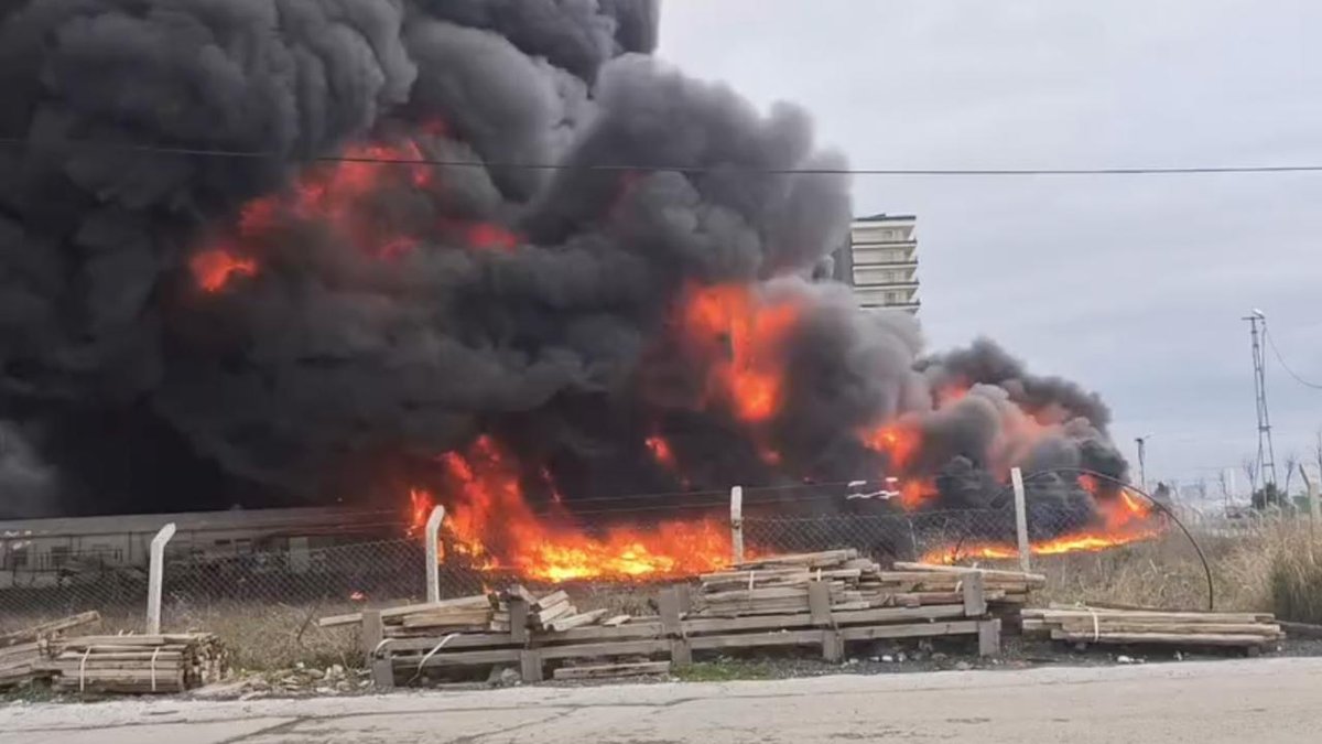 "İstanbul'da Bir Depo Alev Alev Yandı"