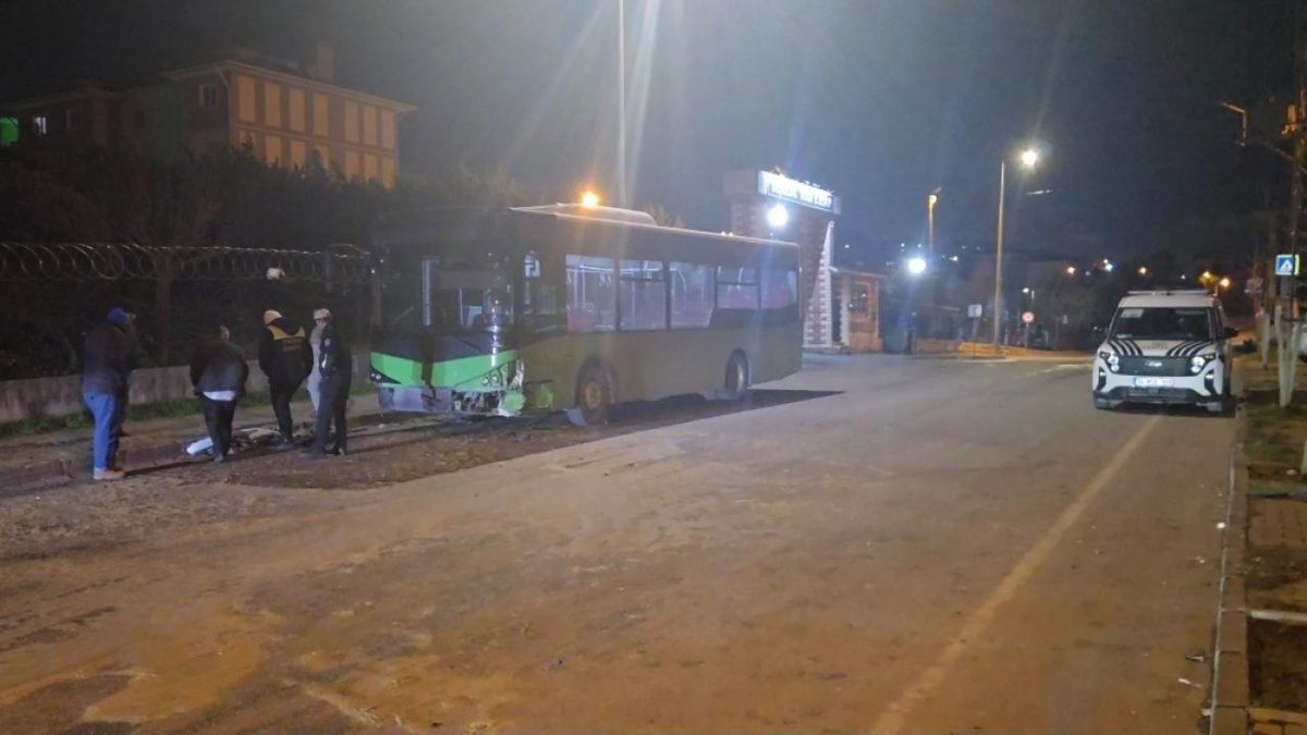 İstanbul'da özel halk otobüsüyle otomobil çarpıştı