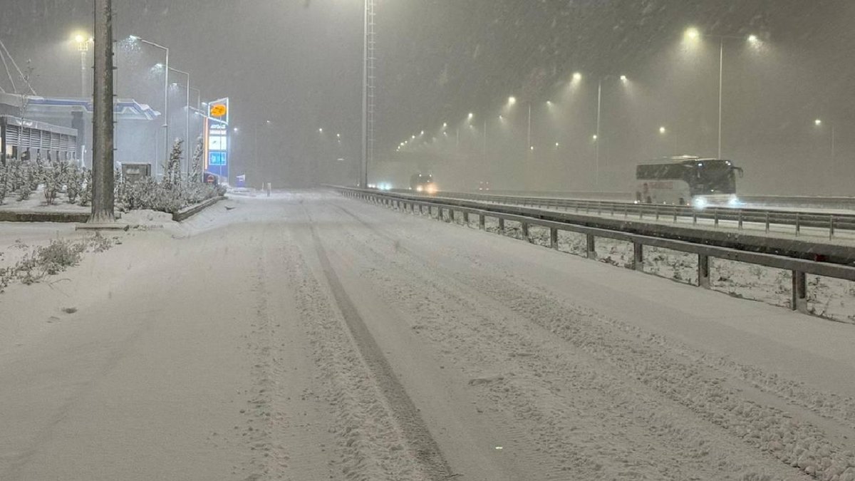 "İstanbul'un Bazı Kesimlerinde Kar Yağışı Hız Kesmeden Devam Ediyor"