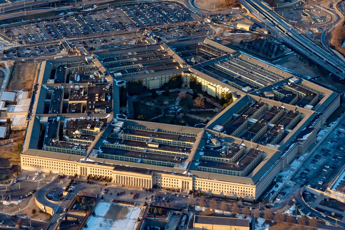 "Pentagon'da gizemli kutular satan ilginç otomat kısa süreliğine ortaya çıktı, ardından kayboldu."