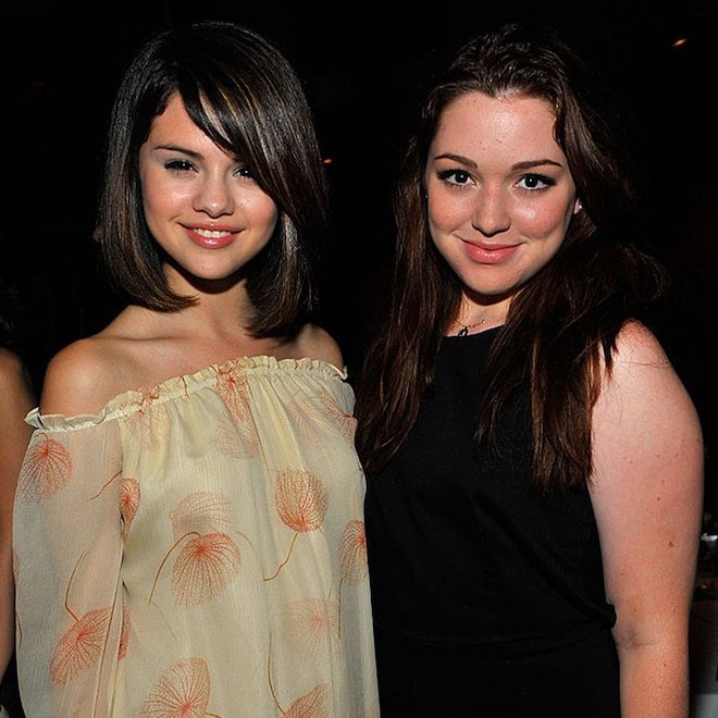 Wizards dizisinden Selena Gomez ve Jennifer Stone büyülü bir buluşma meydana geldirdi