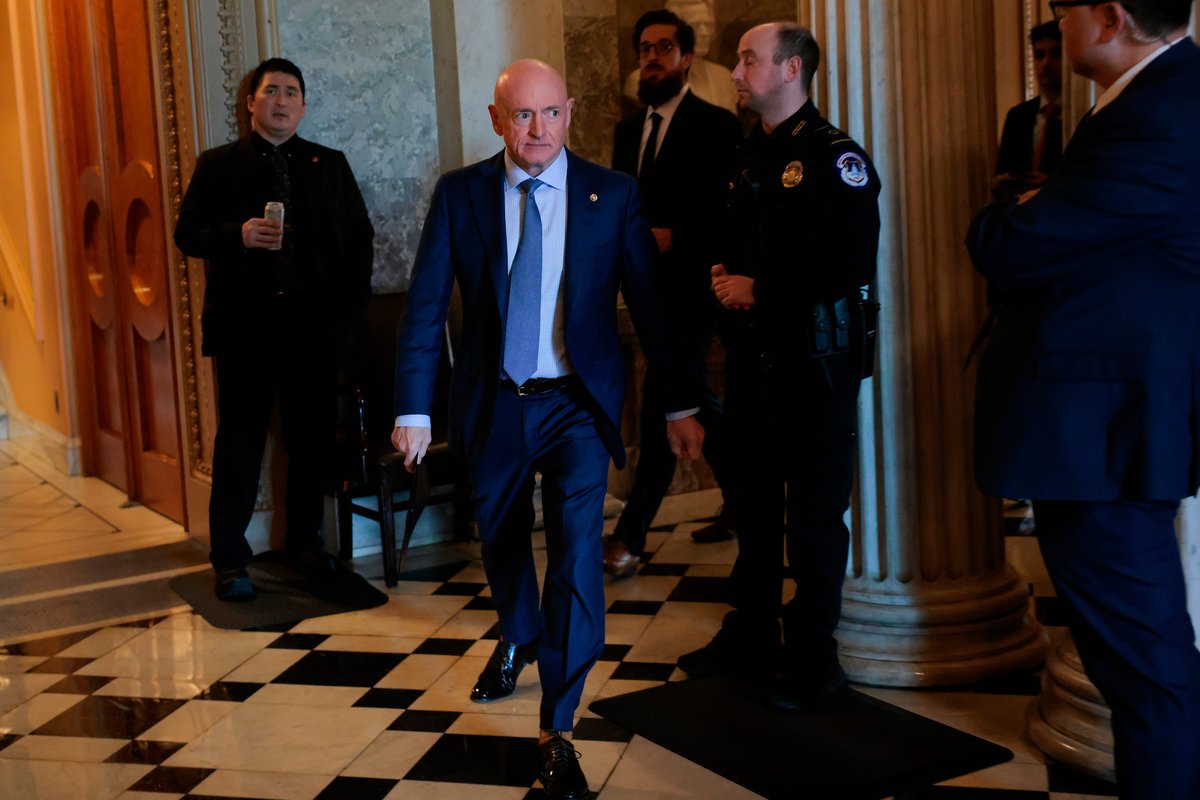 Senatör Mark Kelly, Savunma Bakanlığı'na dava açtı: Hukukçular, gazilerin haklarının tehlikede olduğunu belirtiyor.