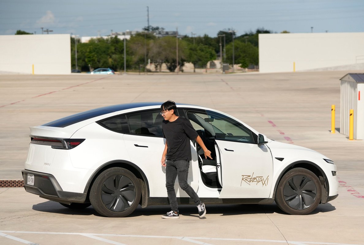 "Tesla, Austin'de insansız robotaksi hizmetini başlattı"