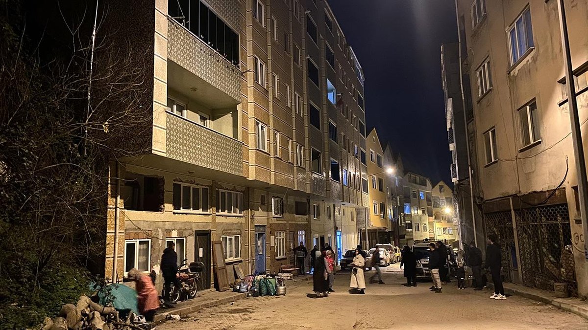 "Çatlakların yaratmış olduğu endişe nedeniyle: 7 katlı bina tahliye edildi"
