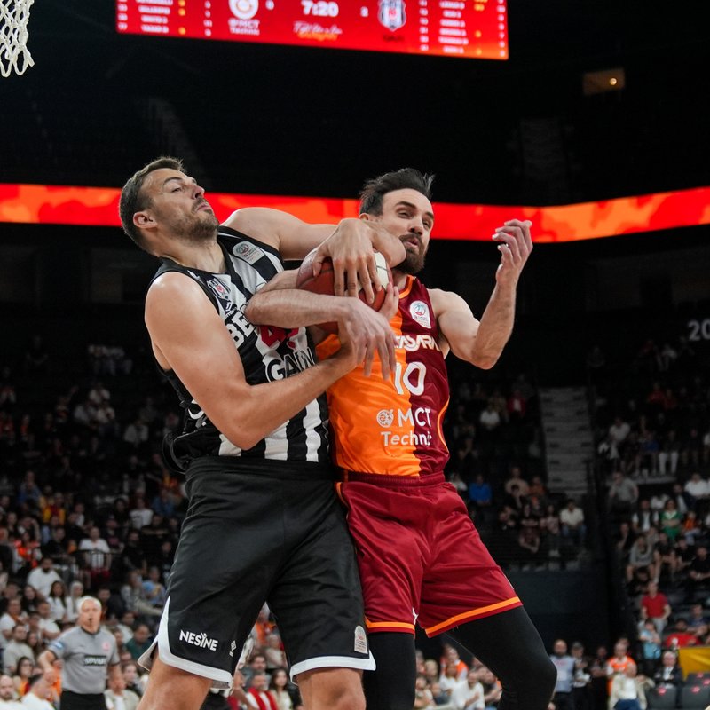 Beşiktaş ile G.Saray yarı final için parkede