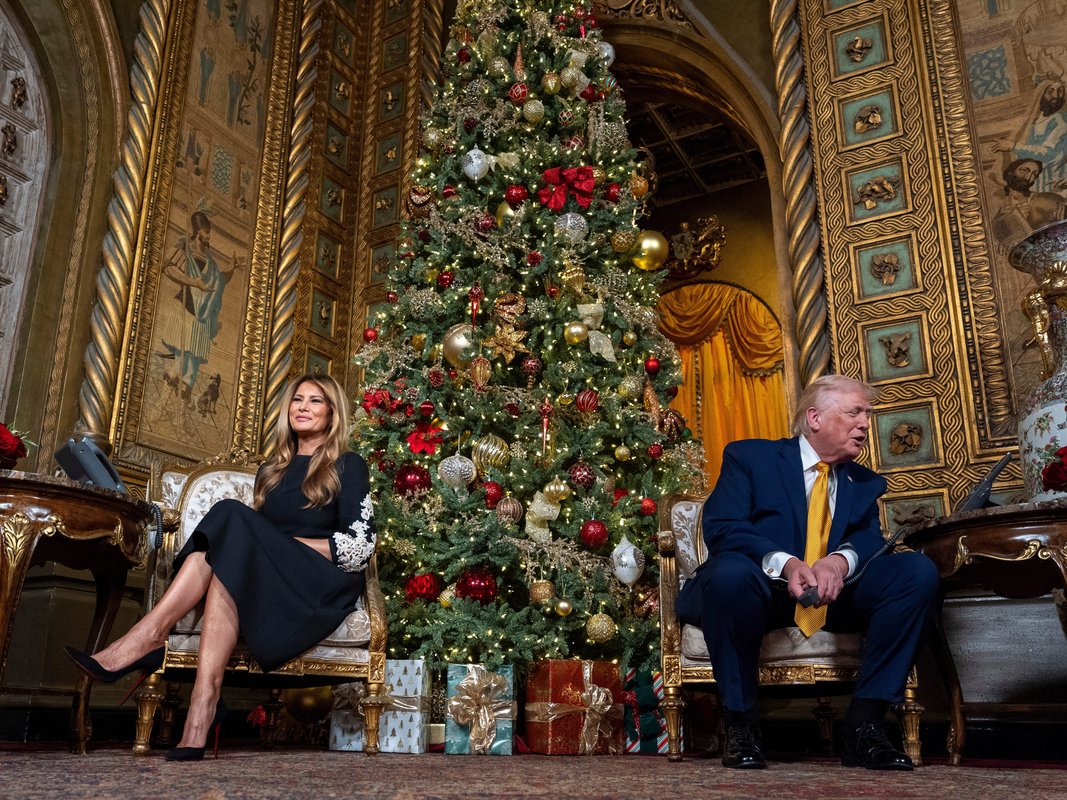 Donald Trump, Mar-a-Lago'da Noel'i kutluyor; görseller gösteriyor lüks tatil etkinliklerini.