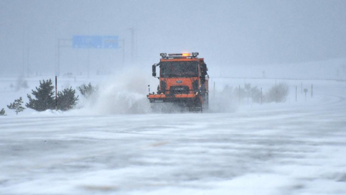 "Kar yüzünden kapalı olan Sivas-Kayseri kara yolu yeniden trafiğe açıldı"