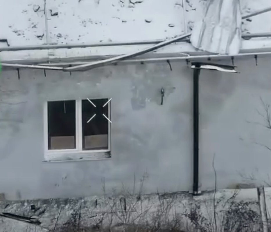 Bir Rus askeri, drone tarafından görülen kartona 'Lütfen beni esir alın, yaşamak istiyorum' yazarak teslim oldu.