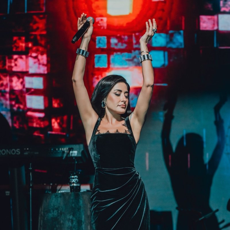 Melek Mosso, konser sırasında sağlık problemi yaşadı