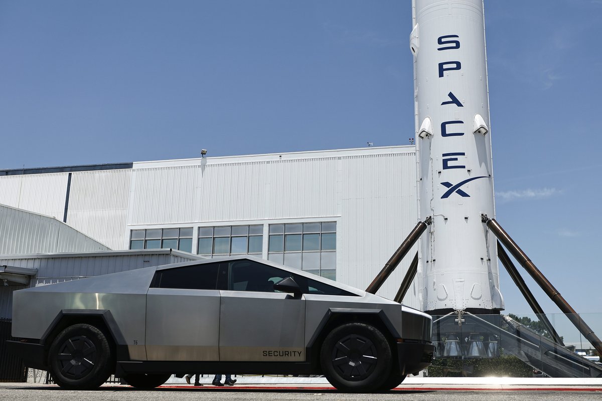 JPMorgan CEO Jamie Dimon rolled out the red carpet for Elon Musk ahead of SpaceX's IPO