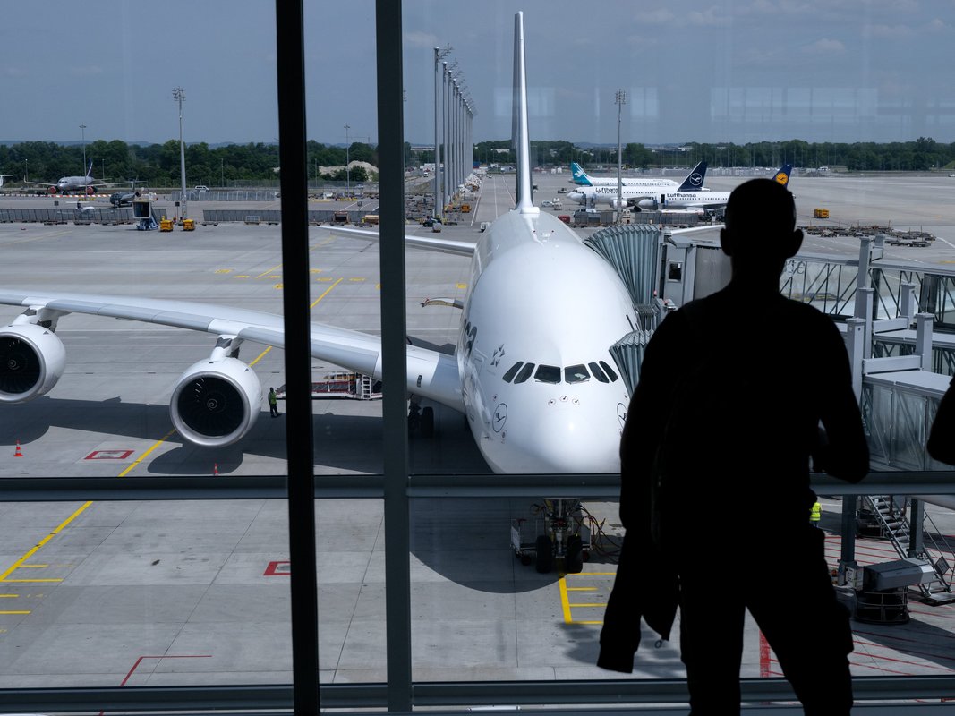 "Lufthansa'nın Airbus A380'inin rekabet gücünü artıran yeni iş sınıfını keşfedin, yeni nesil jetlerin teslimatları gecikiyor."