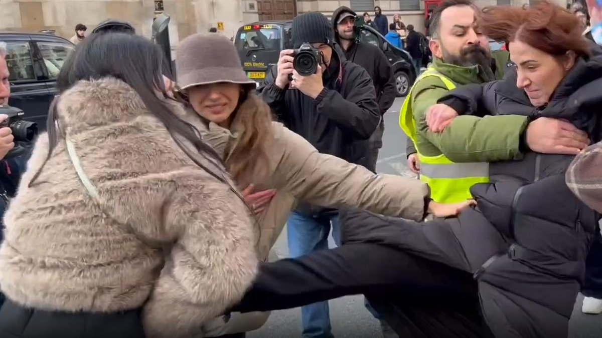 Terör örgütü YPG destekçileri Londra'da halkı hedef aldı