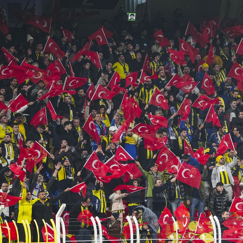 "Kadıköy'de Kırmızı-Beyaz Rüzgarı: Fenerbahçe taraftarı Türk bayrağı dalgalandırdı!"