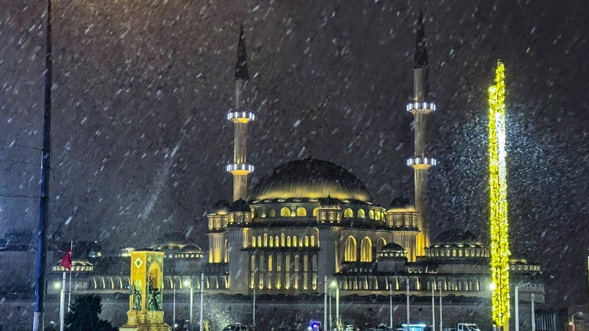 "Istanbul’da yoğun kar yağışı etkilerini gösterdi"
