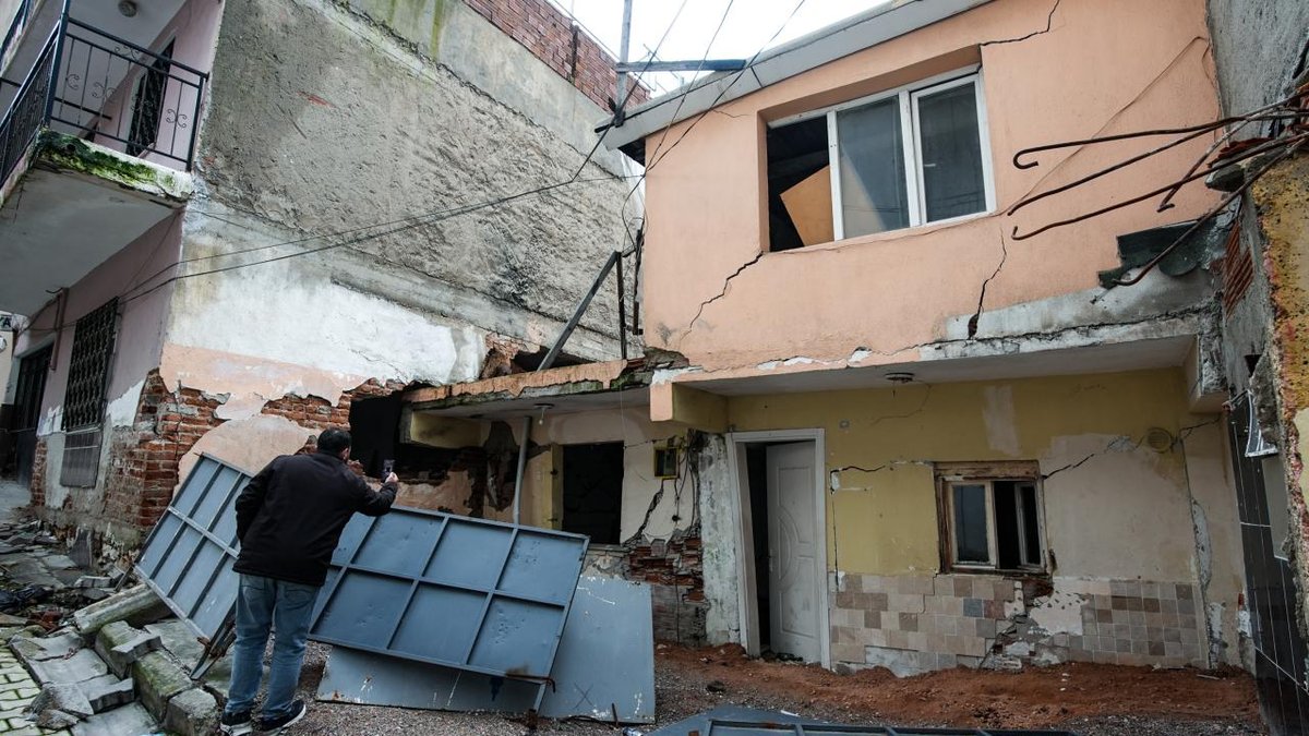 İzmir'de tünel inşaatında evleri: zarar gören mahalleliden belediyeye tepki