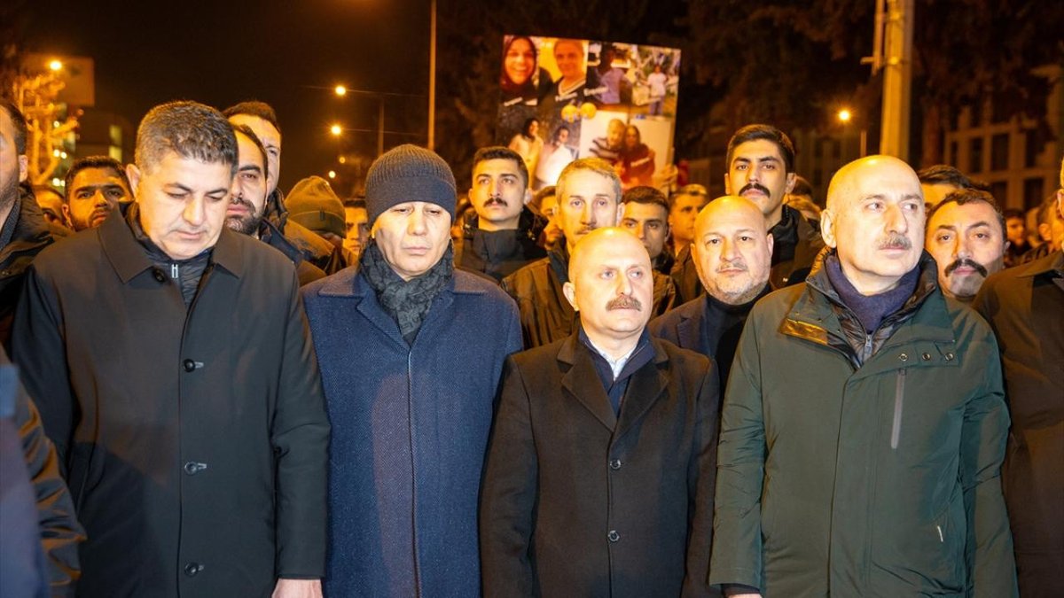 Yerlikaya, depremde yaşamını yitirenler anısına yaşandırilen 'sessiz yürüyüş'e iştirak etti