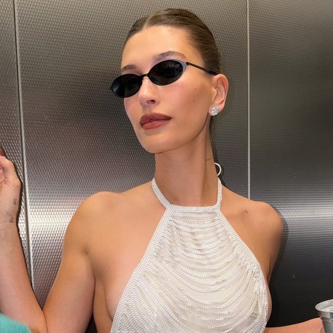 Hailey Bieber, 2026 Grammy Ödülleri: sonrası şık mini elbisesiyle dikkat çekti