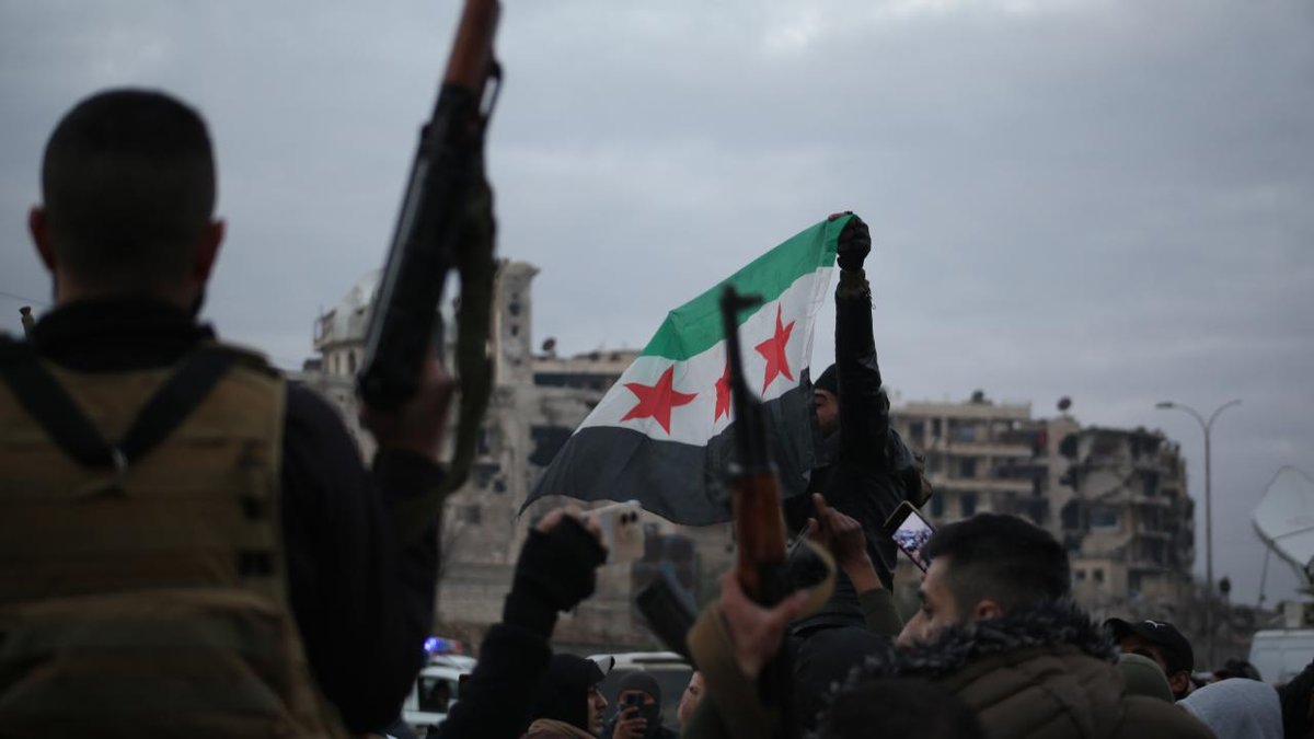 "Halep'teki YPG teröristlerinin son unsurları şehrin dışına çıkarılıyor"