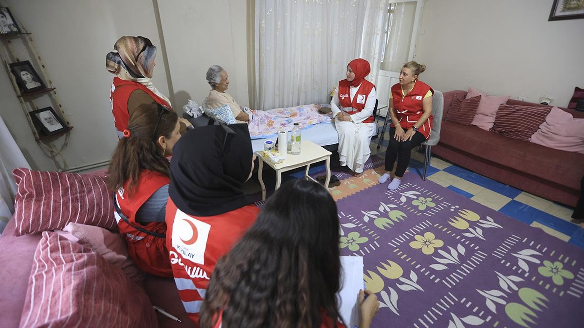 Türk Kızılay, yaşlılara yönelik yardım faaliyetlerini devam ettiriyor