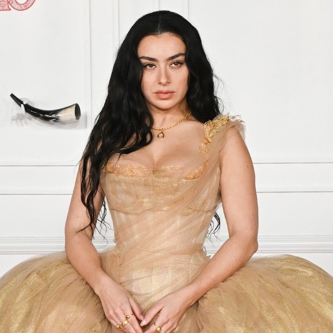 Charli XCX, "Tortured Romantic" Dönemini Wuthering Heights'tan Yola Çıkarak Ele Aldı