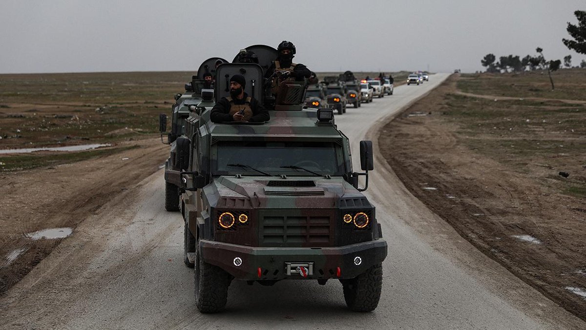 Suriye İçişleri Bakanlığına ait güvenlik konvoyu, YPG kontrolündeki Haseke'ye girdi.