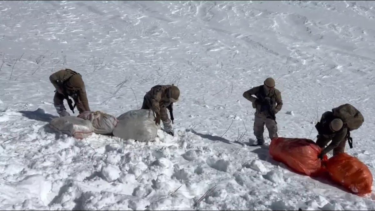 Hakkari'nin kırsal alanında üç yüz kırk sekiz kilogram uyuşturucu madde yakalandı