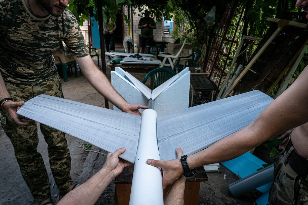 Ukrayna, bir Britanya birimine drone parçalarını 3D yazıcıyla üretme ihtiyacını gösterdi; bu işlemi çatışmaya yakın yapmaları gerektiği vurgulandı.