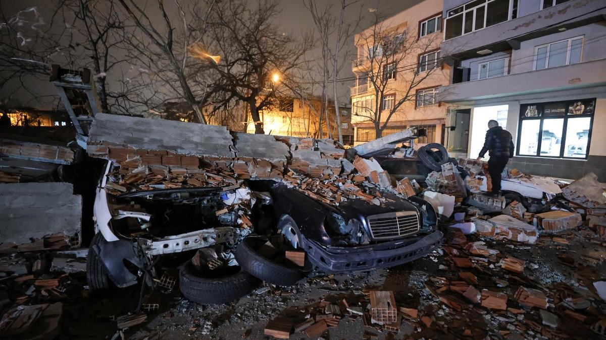 "Bursa'da rüzgar, duvarı araçların üzerine düşürdü"