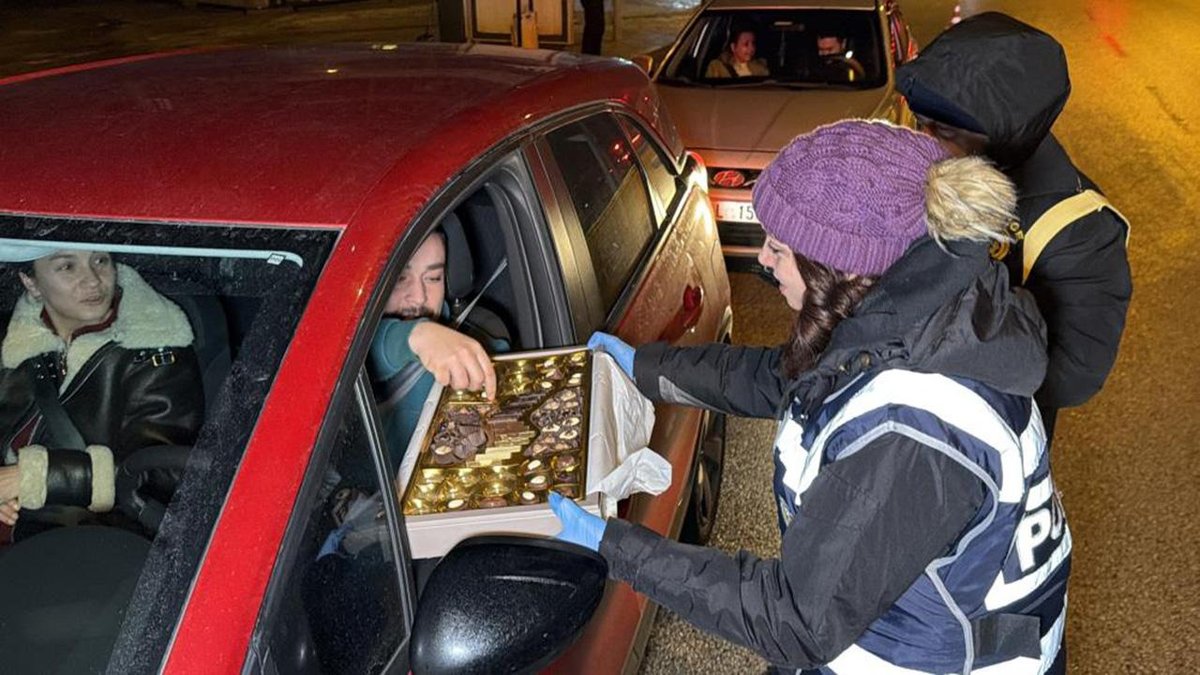 Denetimlerde alkolsüz araç kullanan sürücülere çikolata dağıtıldı