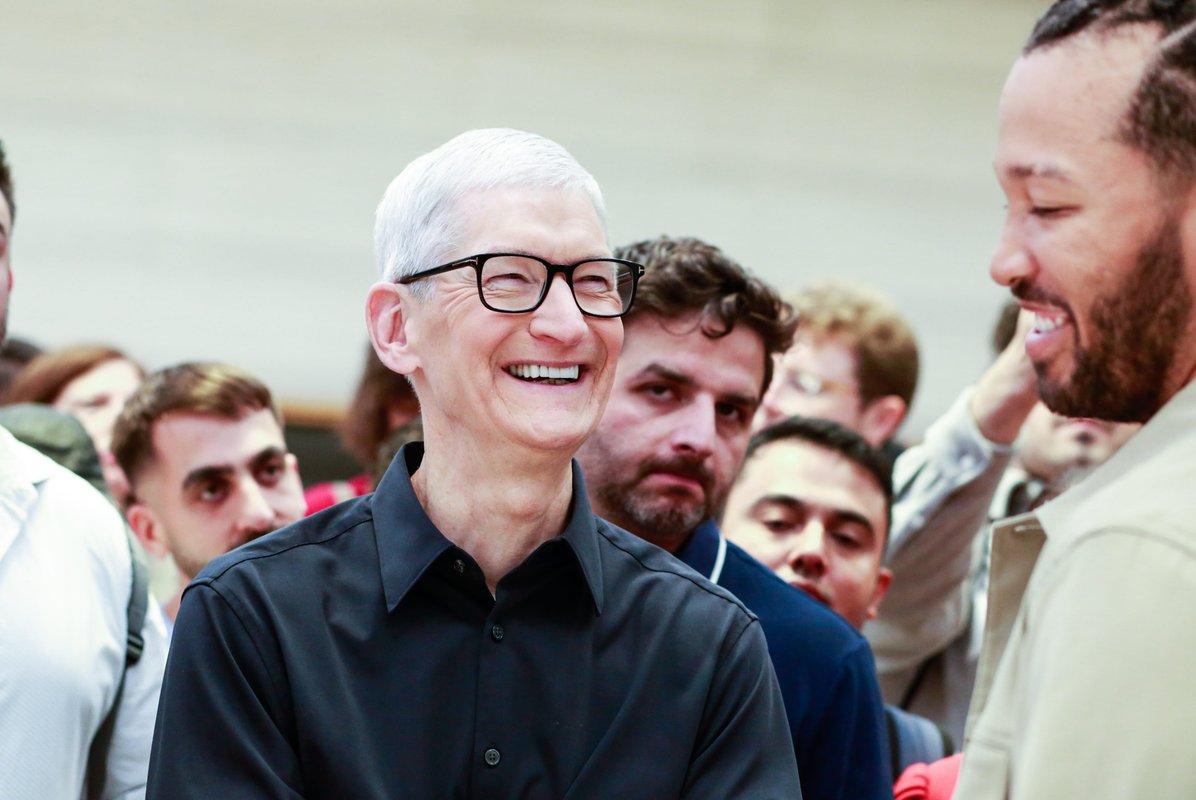 The 10 best memes we've seen about: Tim Cook stepping down as Apple CEO