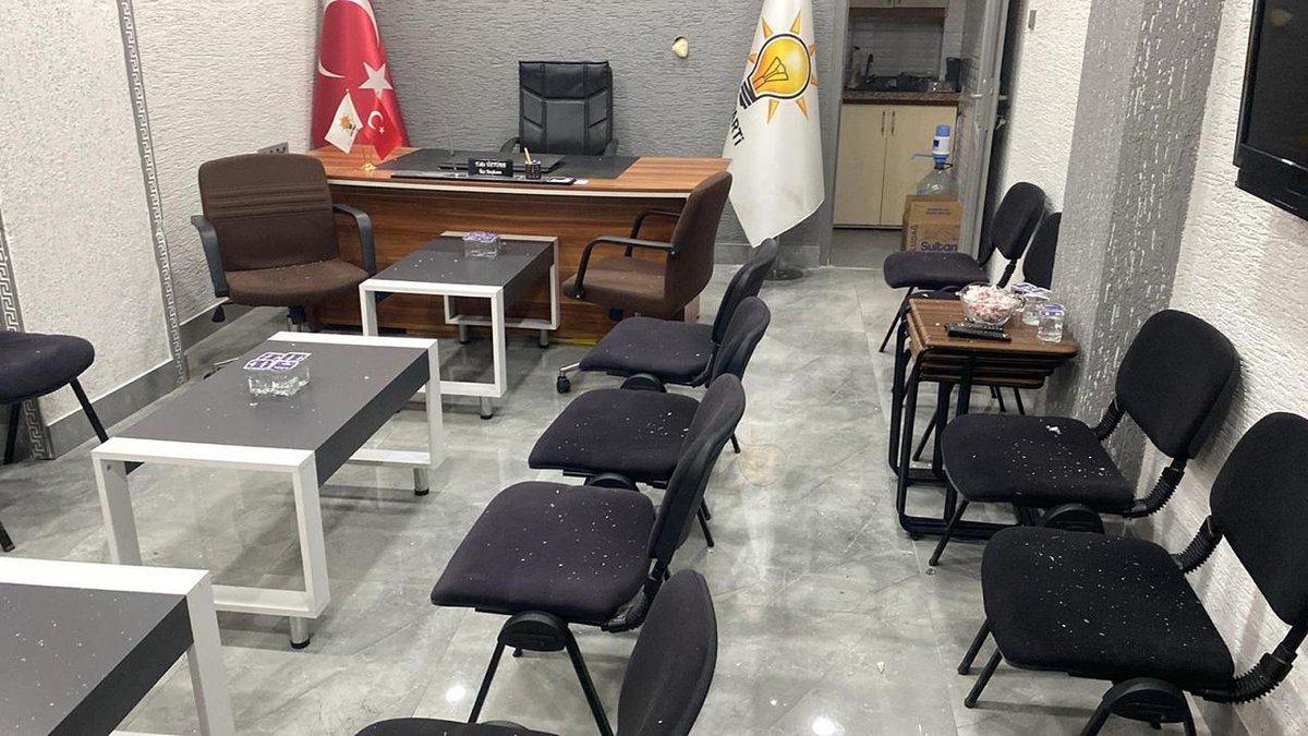 Balıkesir'deki AK Parti ofisine: taş ile saldırı gerçekleşti