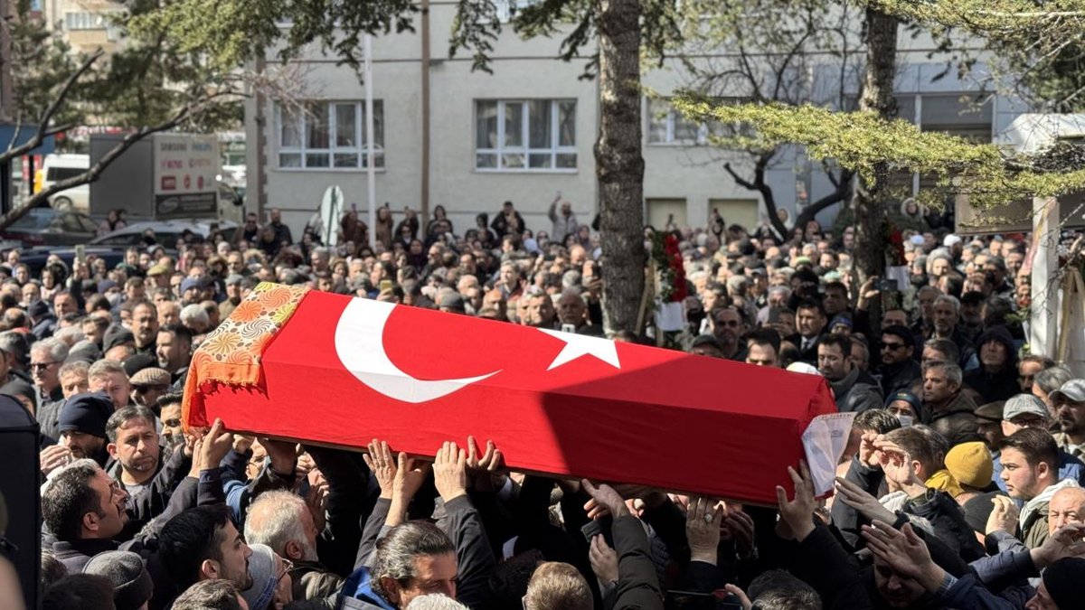 Öğrencinin saldırısında yaşamını yitiren öğretmenin cenazesi defnedildi