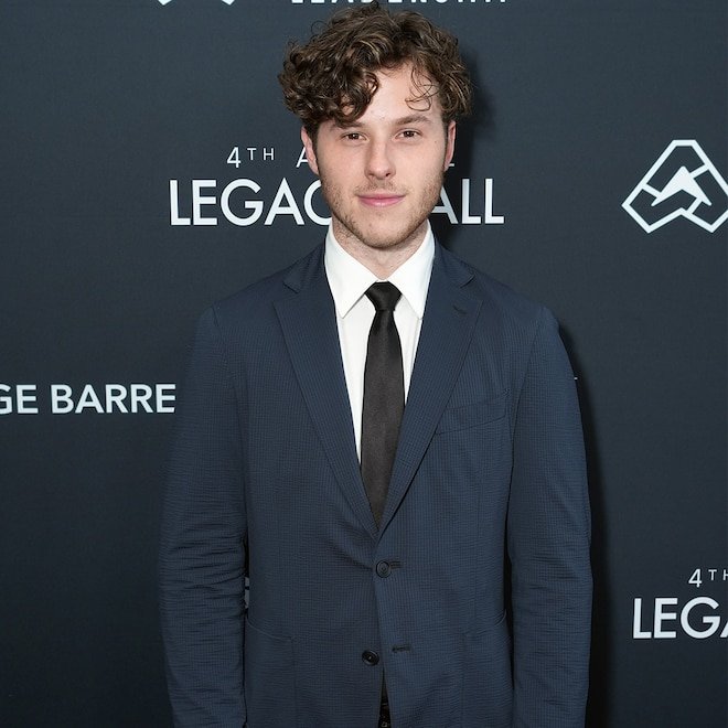 Nolan Gould, Modern Family ekibinin buluşmasında sakalını sergiledi