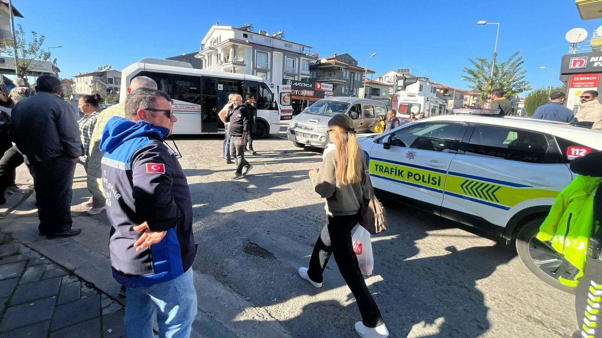 Muğla'da yolcu midibüsü ve minibüs çarpıştı, 13 kişi yaralandı