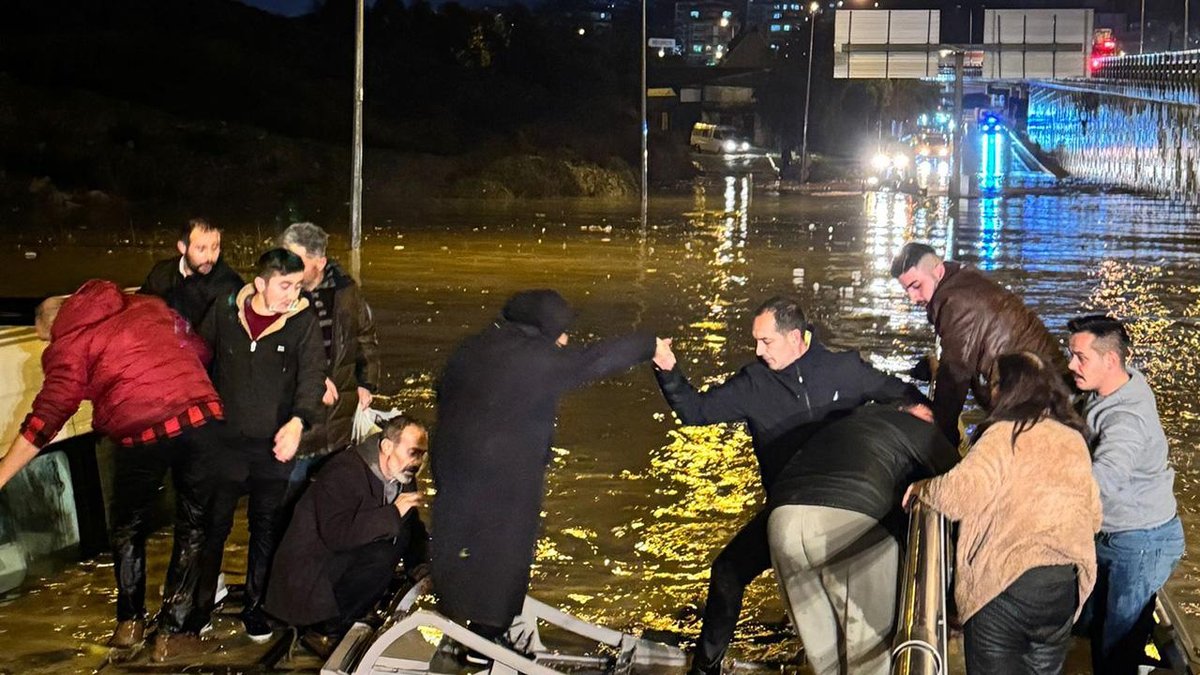 Aydın'da yoğun yağış etkili oldu: Yollar sular altında kaldı, araçlar battı