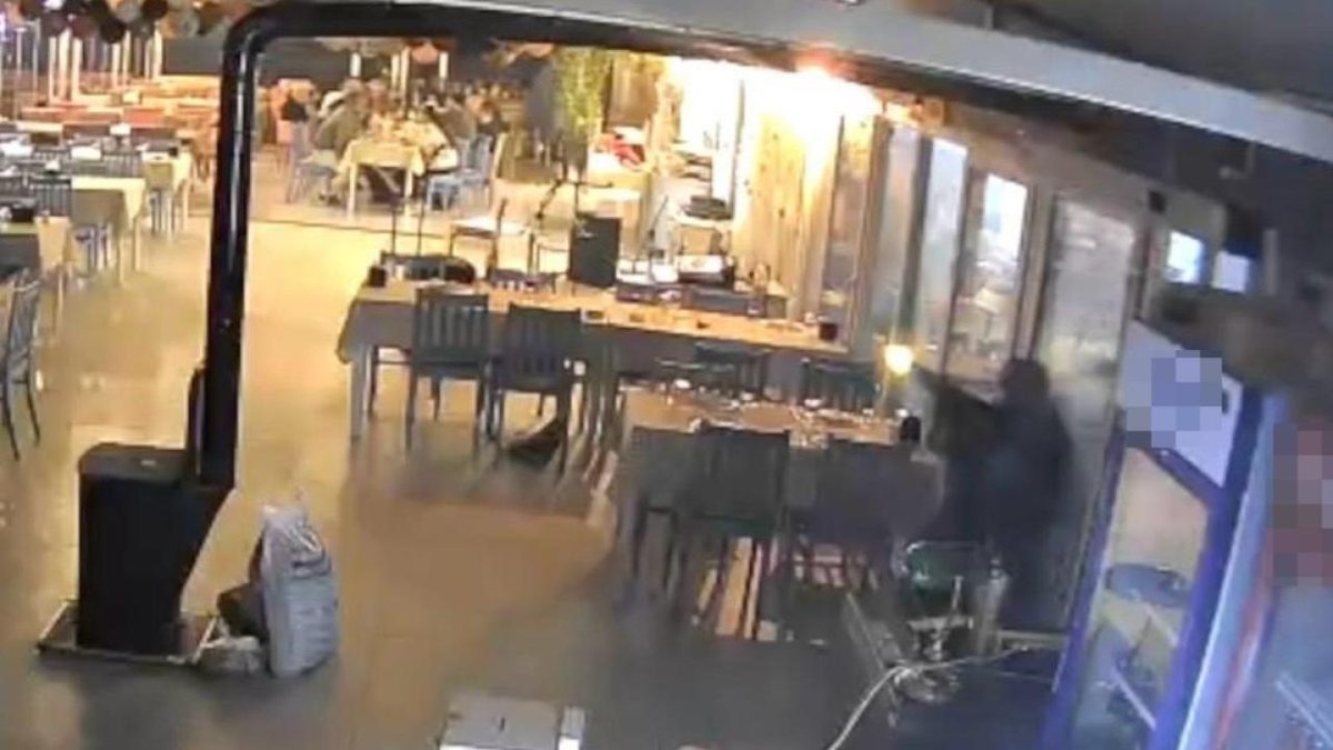 Balıkesir'de gerçekleşen silahlı saldırıda bir kişi hayatını kaybetti, üç kişi ise yaralandı.
