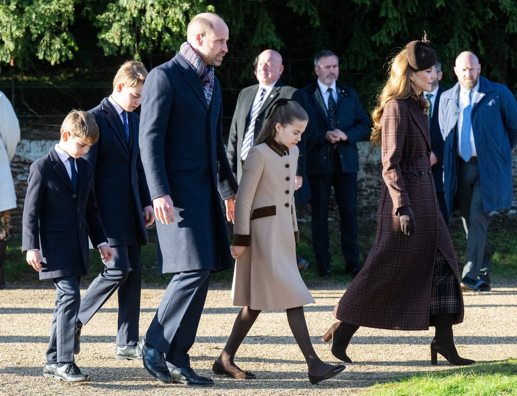 "Kate Middleton, Kral Charles ve Kraliyet Ailesi Renk Uyumu ile Noel Kutlamasında"