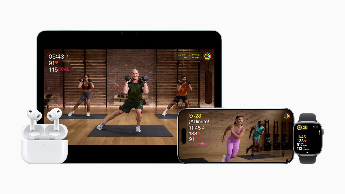 Apple’ın spor eğitmenleri, büyük bir sürprizi duyurmak için gazetelerle poz veriyor.