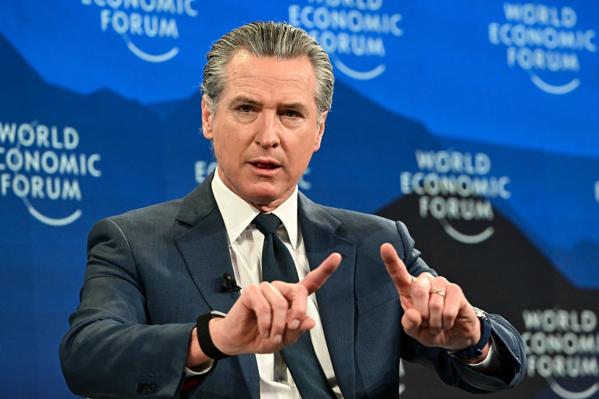 Gavin Newsom'un Davos ziyareti: Trump eleştirisi, ABD Temsilciler Meclisi'nden tepki ve çarpıcı kırmızı dizlikler