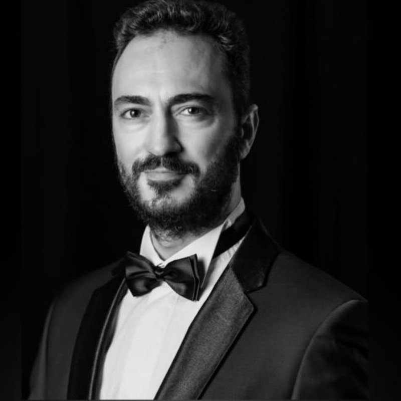 Koro sanatçısı, balkonun kenarından aşağı düştü