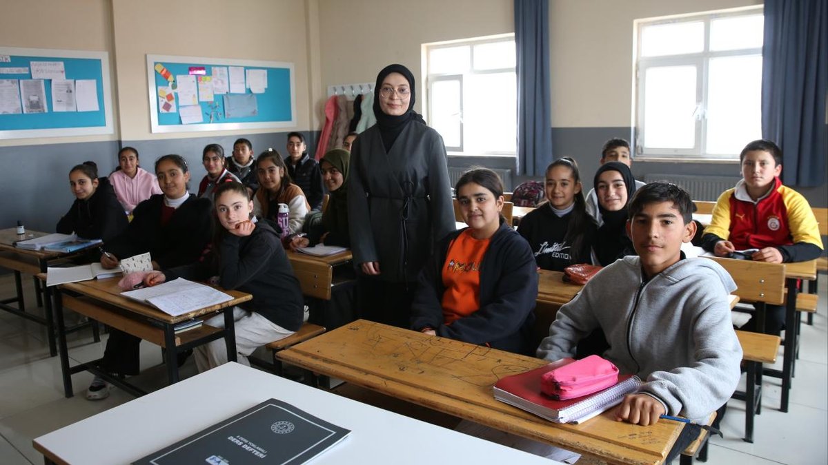 "V volunteer eğitmenler, yirmi öğrenciye eğitim fırsatı sundu"