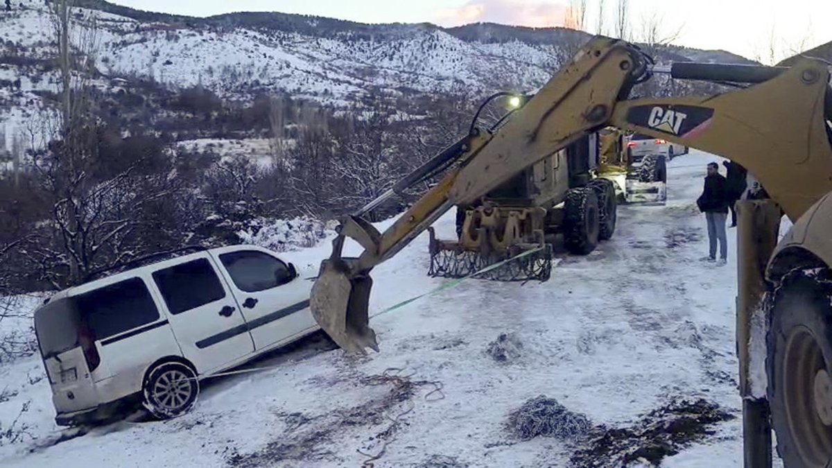 Karla kaplı alanda sıkışan araç, ekiplerin müdahalesi ile kurtarıldı