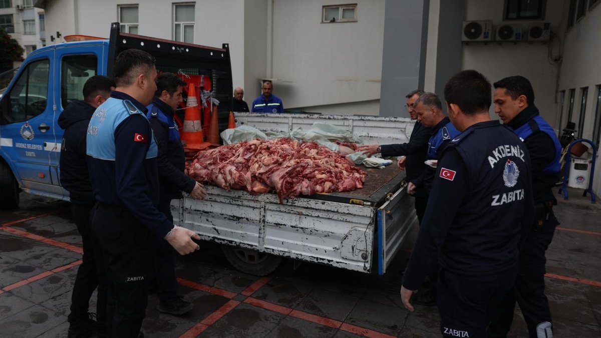 Mersin'de bir kamyonette yarım: ton çürük et bulundu