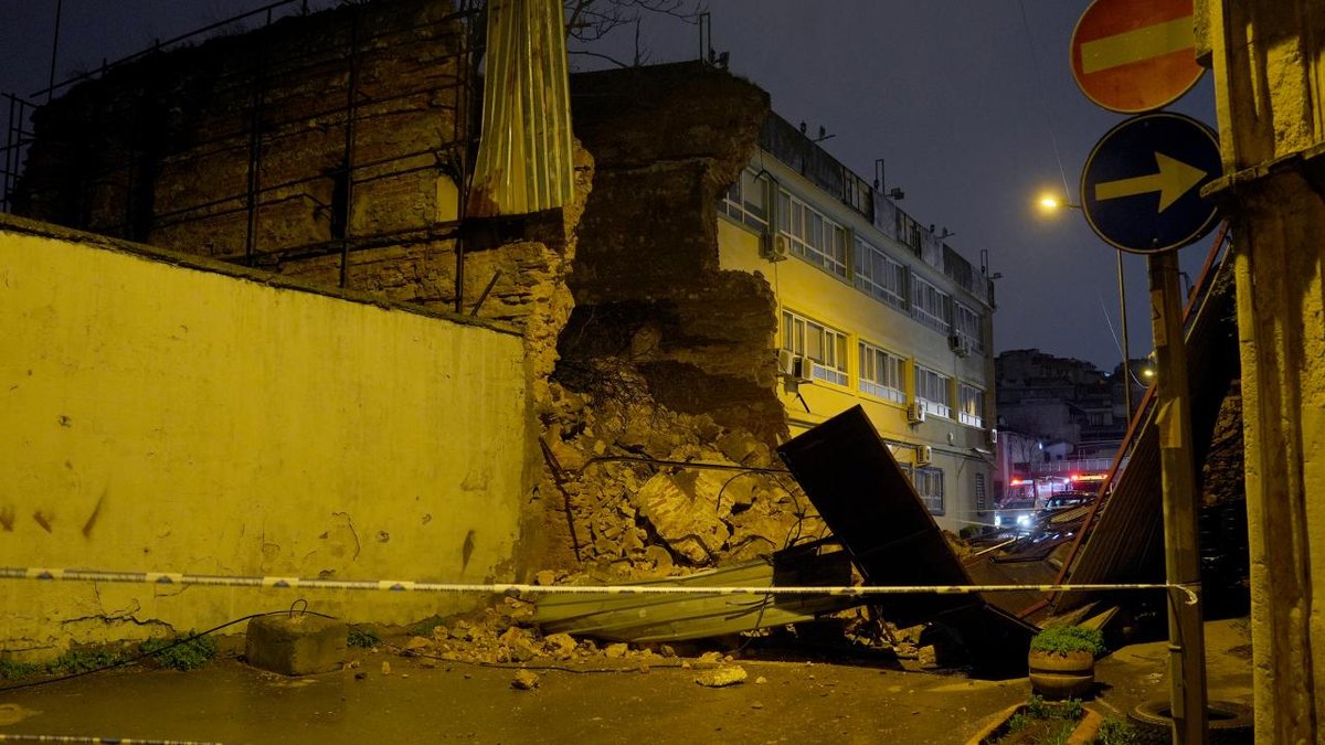 Beyoğlu'nda bir binanın dış duvarı çöktü