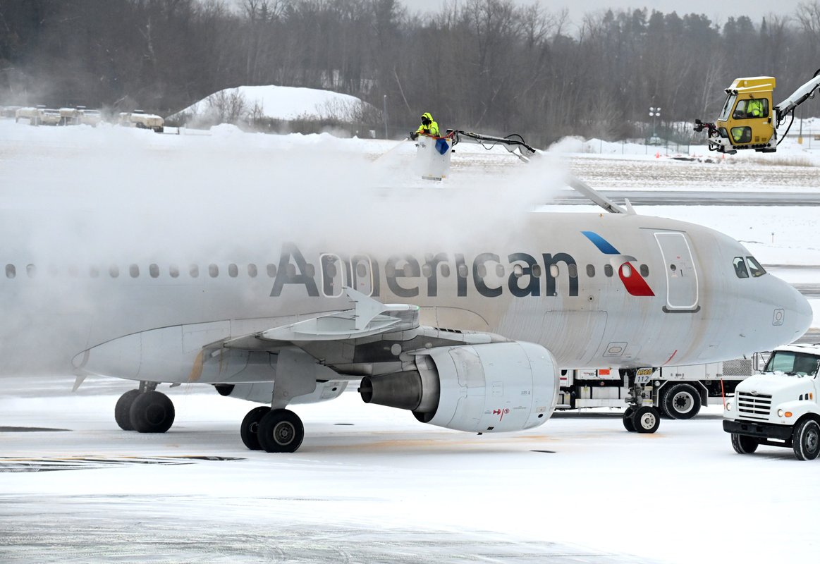 American Airlines, Kış Fırtınası Fern sırasında mahsur kalan kabin ekibine tazminat ödemeye başladı