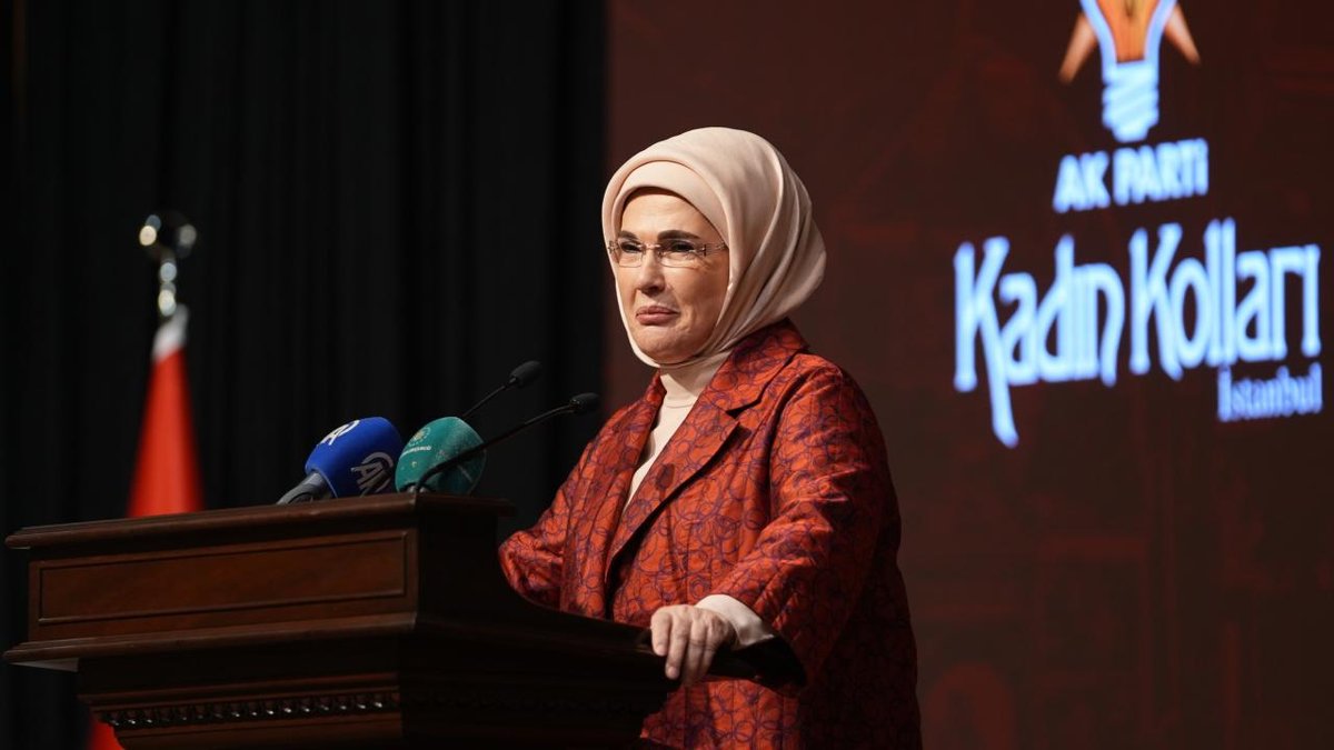Emine Erdoğan 'AK Parti İstanbul Kadın: Kolları ile Vefa İftarı' programına katıldı