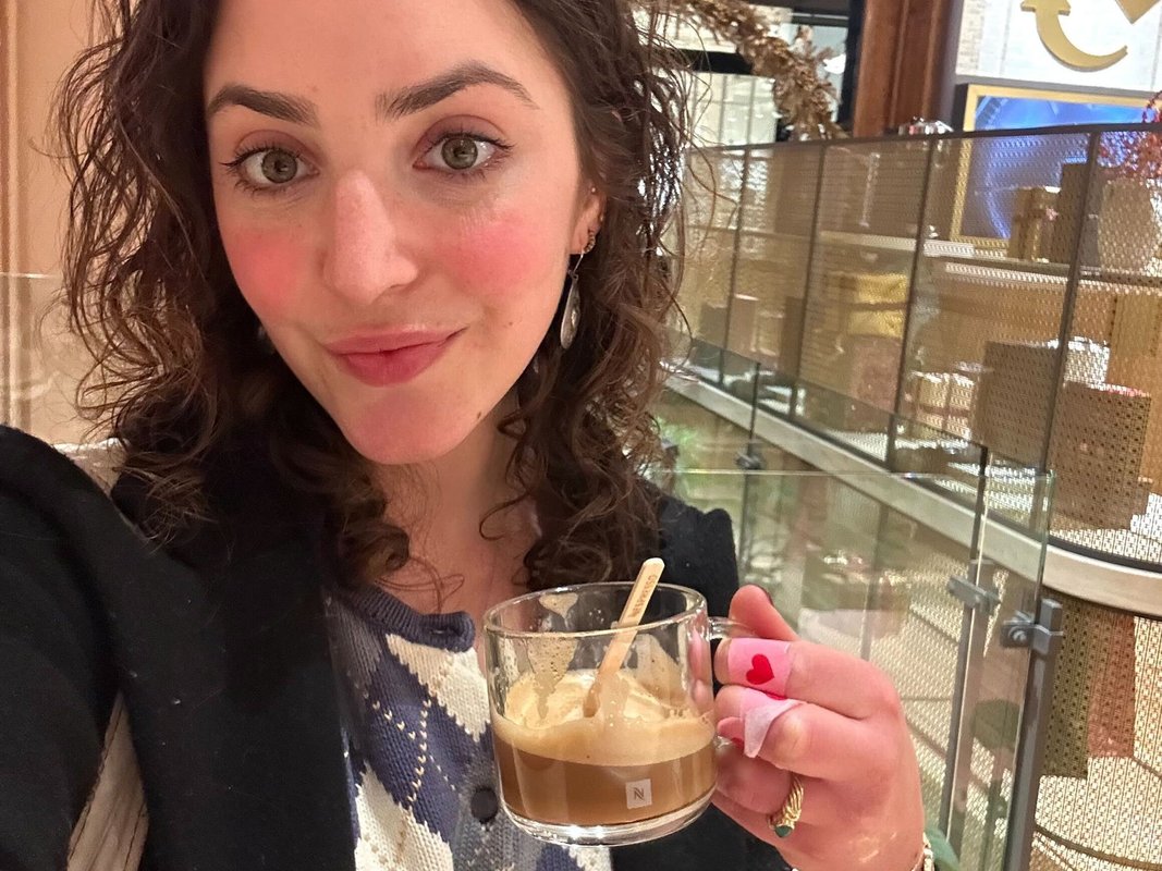 "Nespresso'nun New York'taki bayii ziyaretim: Ücretsiz kahve ve gizli bar, markaların kimlik arayışını gözler önüne serdi."