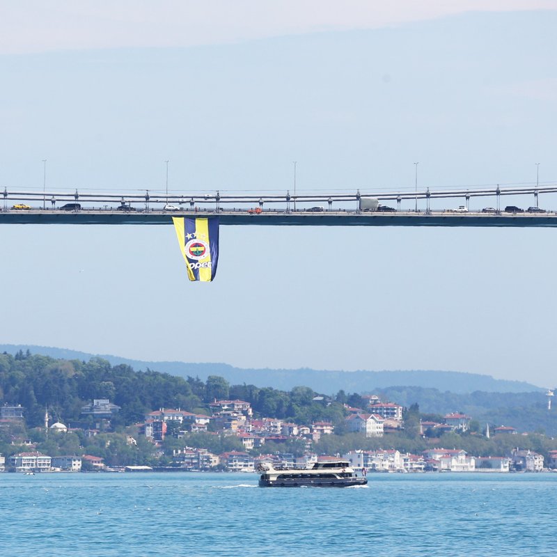 Fenerbahçe Opet'in bayrakları köprülere asıldı!