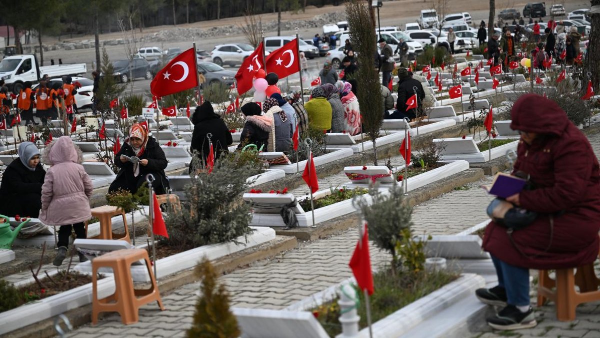 "Depremde hayatını kaybedenlerin aileleri mezarları ziyaret etmekte"